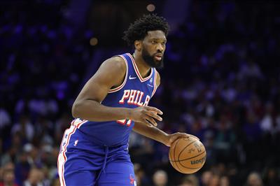 Controle de bola quente! Embiid marcou 20 pontos em 7 de 11 arremessos, marcando mais de 20 pontos pela primeira vez nos últimos oito meses.