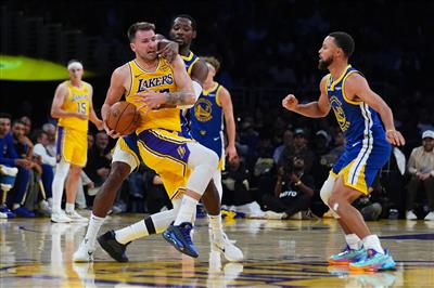 Balançando os ombros para comemorar o roubo de Curry? Doncic: Não, eu só não sabia o que fazer na hora