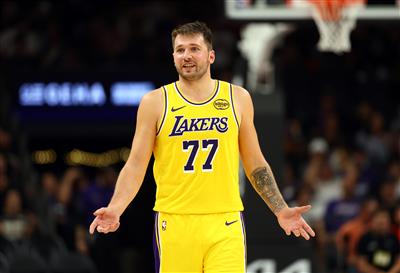 É tão assustador depois de perder peso! Doncic marcou 92 pontos, 23 rebotes e 17 assistências nos dois primeiros jogos.
