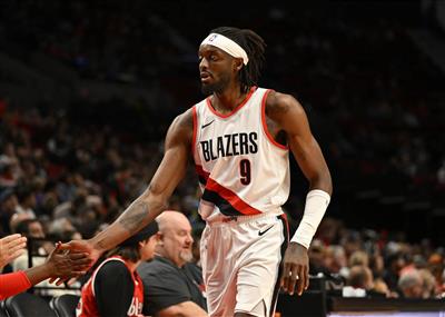 Os Trail Blazers acertaram 9 cestas de três pontos em um único quarto e venceram os Warriors por 13 pontos no segundo quarto para conseguir a reversão.
