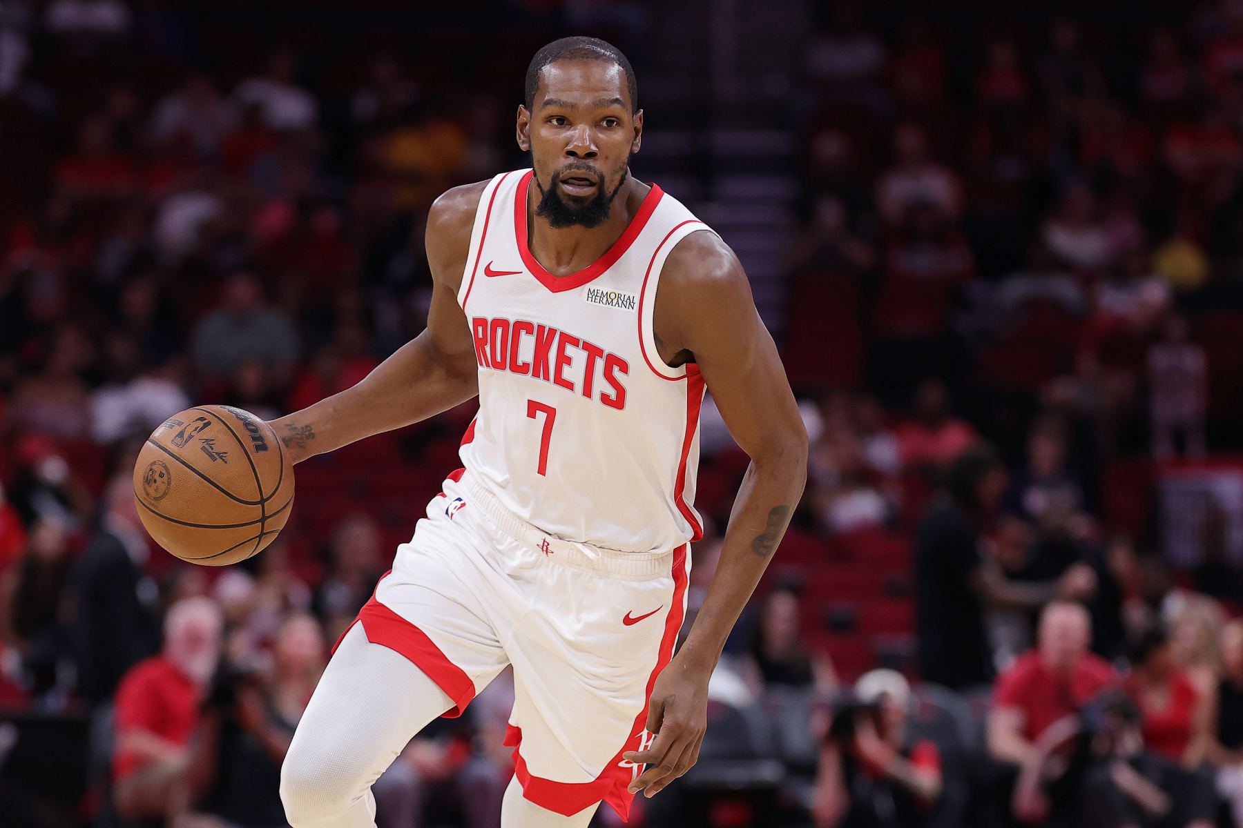 A porcentagem de arremessos de KD contra adversários em dois jogos foi de 14,3%, e ele marcou apenas 3 gols em 21 vezes contra adversários.