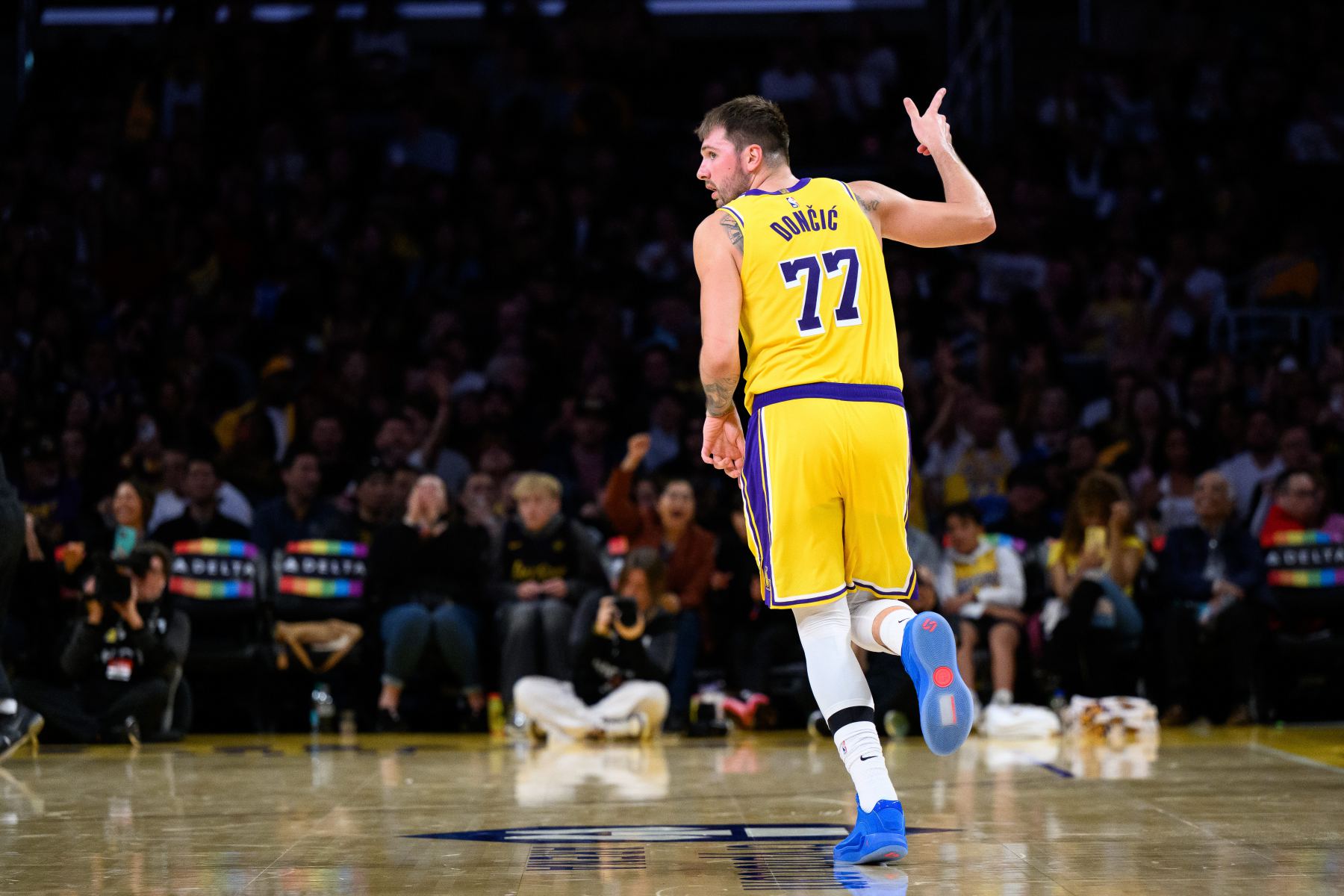 Saída estável! Doncic acertou 13 dos 17 lances livres e marcou 35 pontos, 9 rebotes, 13 assistências e 5 interceptações.