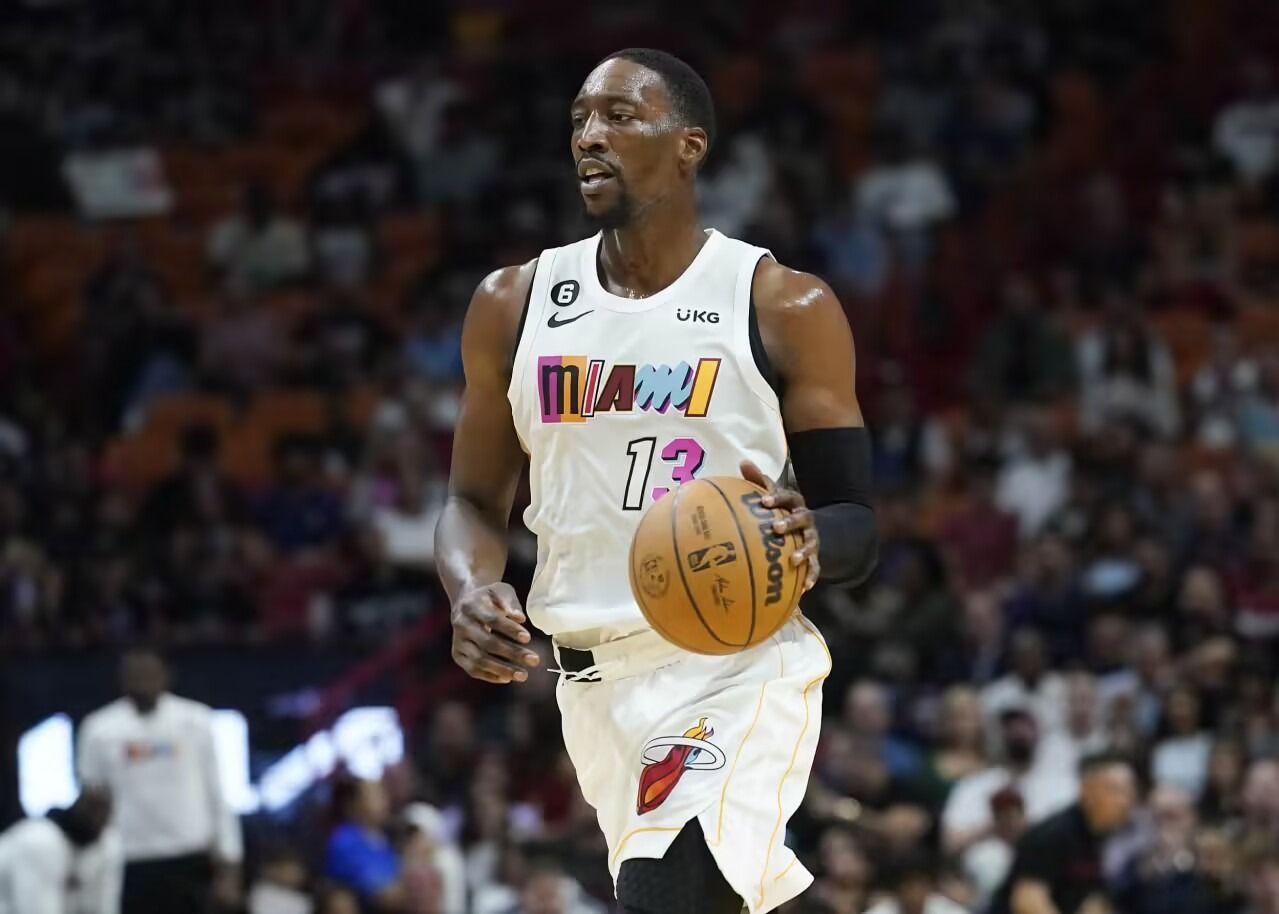 Adebayo: Não tenho certeza sobre a gravidade da lesão no pé, planeja retornar a Miami para fazer ressonância magnética