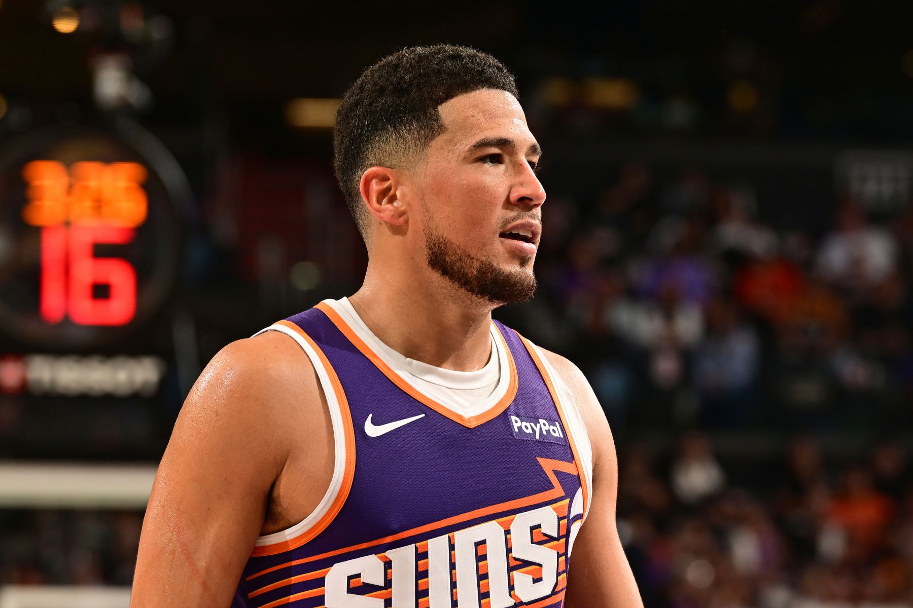 O estado competitivo está quente! Booker marcou 16 pontos, 2 rebotes e 3 assistências em 6 dos 10 arremessos do intervalo.