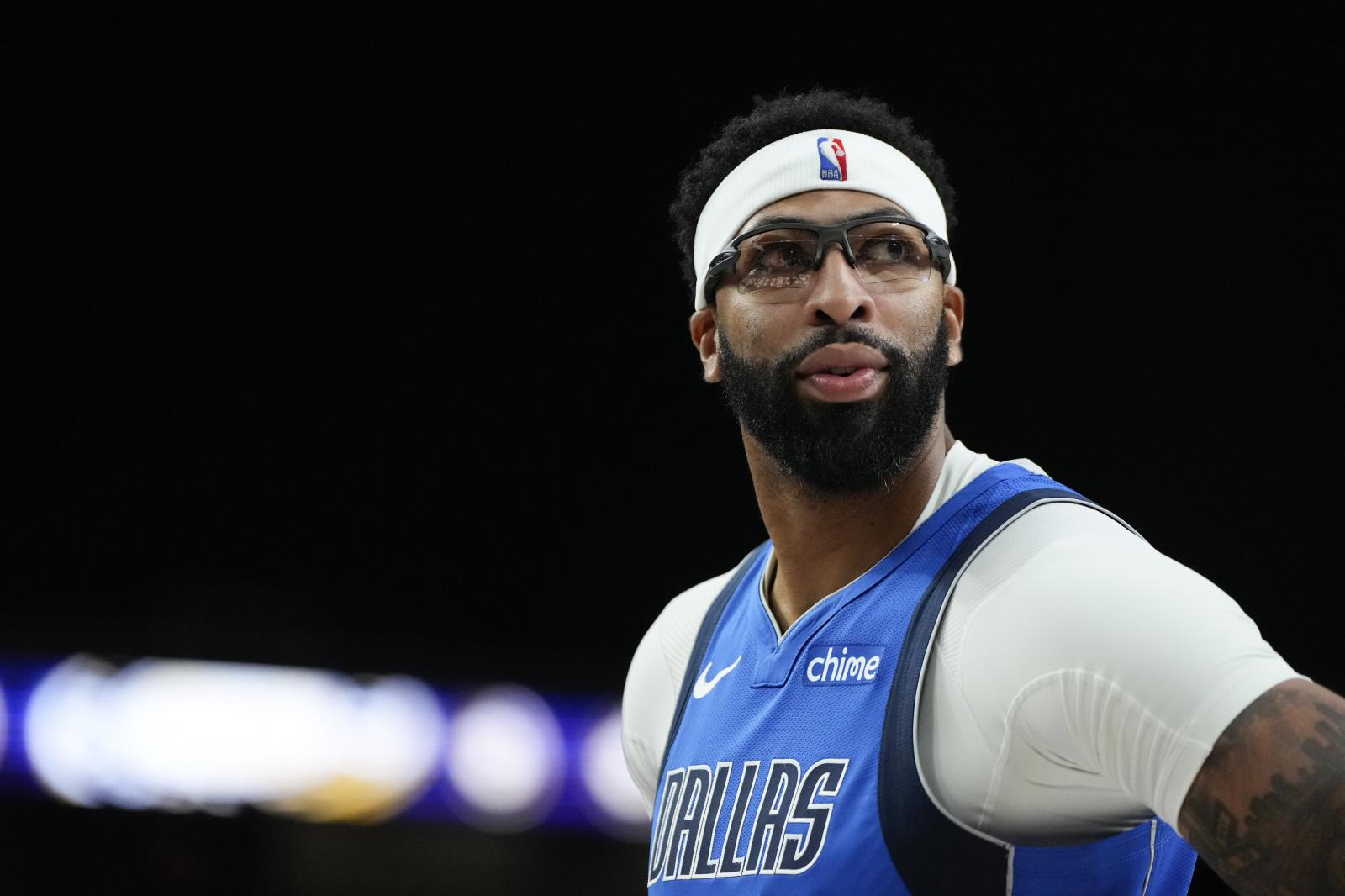 ESPN: Agora cabe ao dono do Mavericks decidir se as sobrancelhas grossas retornarão ao jogo. O primeiro pediu para retornar.