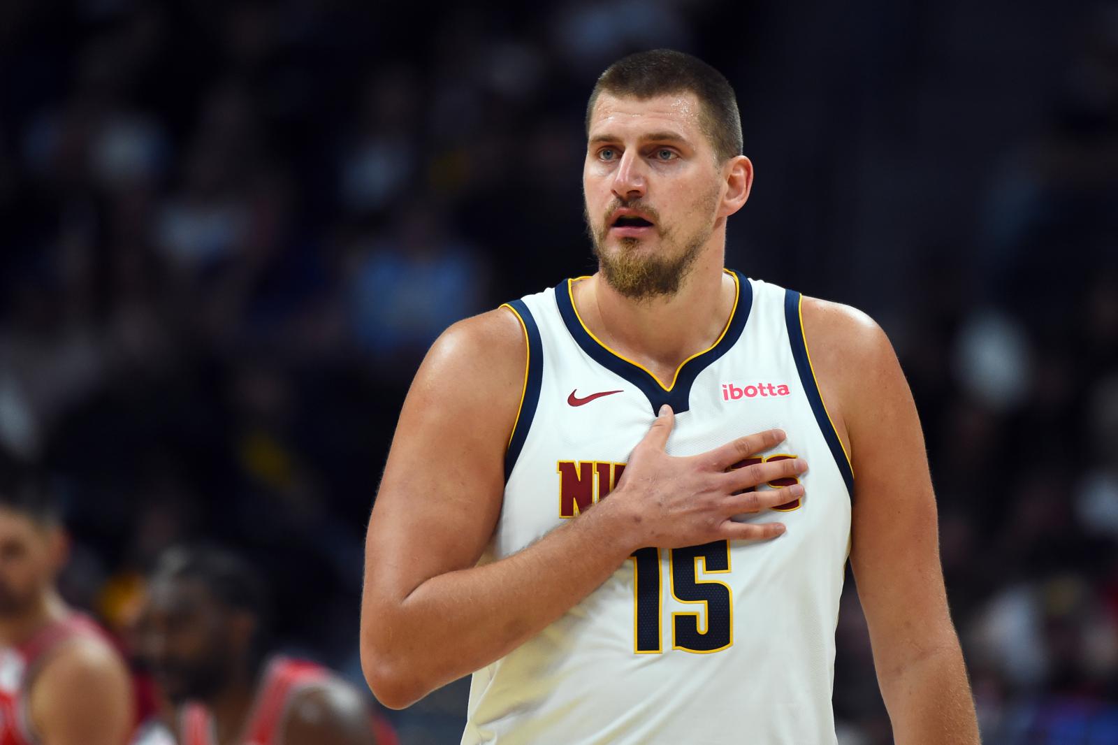 Durante a sequência de cinco vitórias consecutivas de Jokic, ele teve uma média de 32+12+12+2 por jogo e acertou 73% do campo.