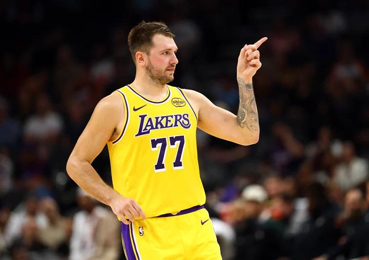 Ganhe vantagem! Doncic marcou 12 pontos e 5 assistências no primeiro quarto, vencendo Antetokounmpo que marcou apenas 3 pontos.