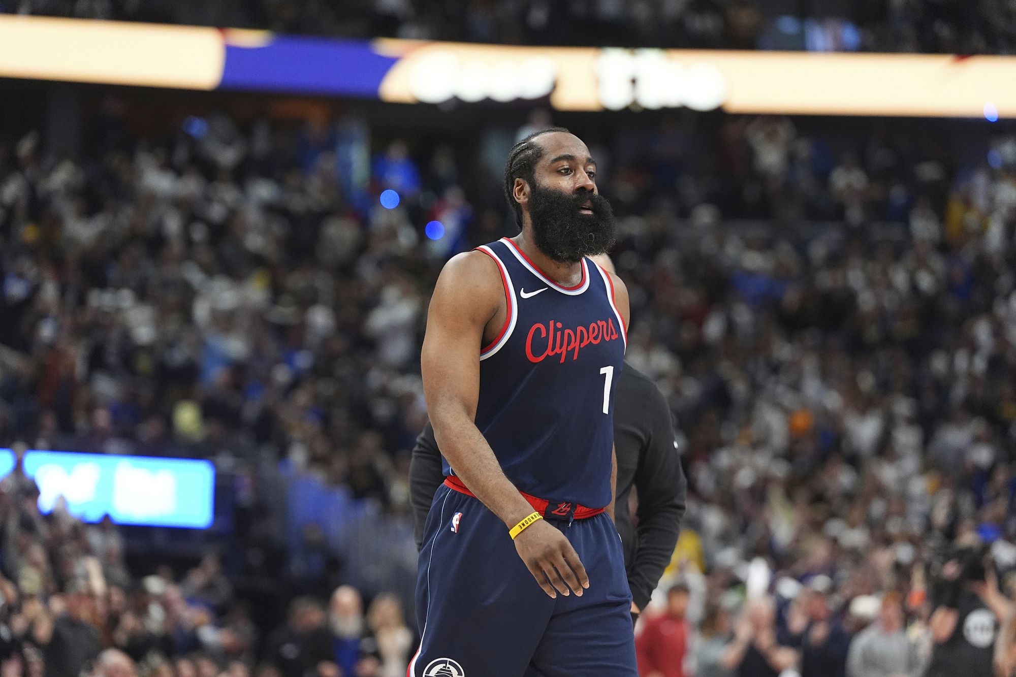 O primeiro quarto durou 12 minutos! Harden marcou 10 pontos, 3 rebotes e 4 assistências em 3 de 6 arremessos.