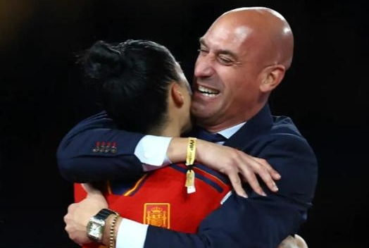 Ex-presidente da Federação Espanhola de Futebol fala sobre o incidente do beijo: Não vou me desculpar, alguém me atacou deliberadamente